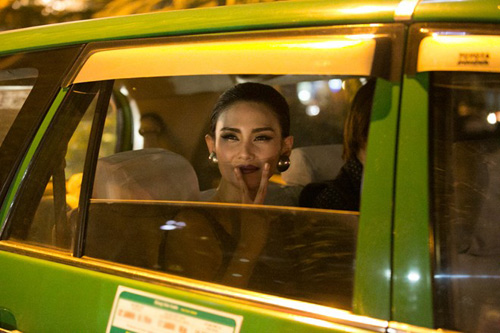 Hoàng Yến đi taxi sau vụ lật xe kinh hoàng - 6