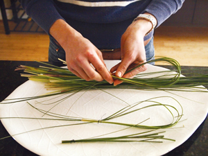 Cắm hoa xen quả đơn giản, đẹp mắt - 4