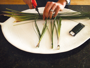 Cắm hoa xen quả đơn giản, đẹp mắt - 5