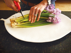 Cắm hoa xen quả đơn giản, đẹp mắt - 6