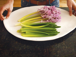 Cắm hoa xen quả đơn giản, đẹp mắt - 7