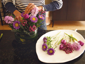 Cắm hoa xen quả đơn giản, đẹp mắt - 10