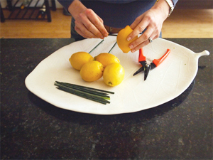 Cắm hoa xen quả đơn giản, đẹp mắt - 11