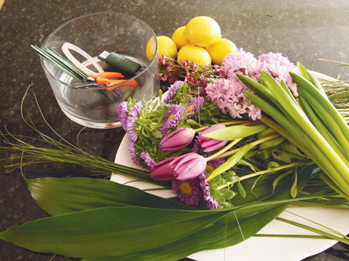 Cắm hoa xen quả đơn giản, đẹp mắt - 1