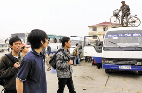 Mua vé tàu, xe Tết cũng cần chứng minh nhân dân - 1
