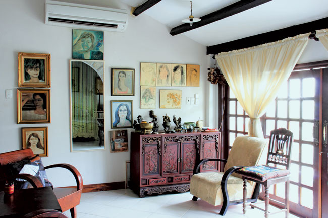 Trong nhà còn lưu giữ rất nhiều tranh vẽ của cố nhạc sĩ Trịnh Công Sơn.
