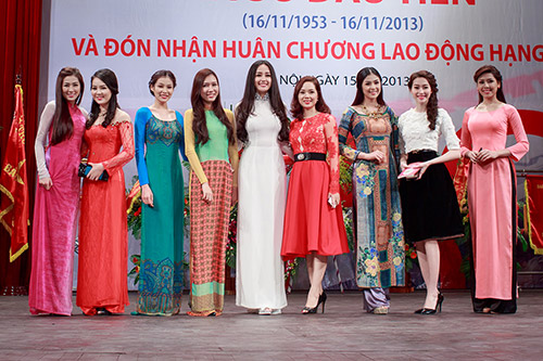 Mai Phương Thúy, Tú Anh nổi bật giữa dàn người đẹp - 1