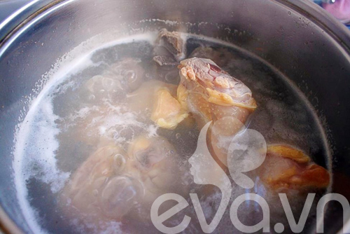 Canh gà hầm khoai tây nóng bỏng lưỡi - 3