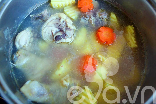 Canh gà hầm khoai tây nóng bỏng lưỡi - 4