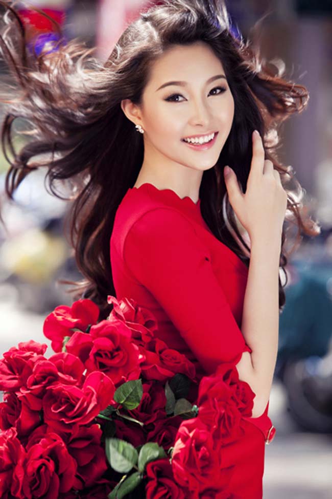 Sắc đỏ làm nổi bật nhan sắc quyến rũ, làn da trắng mịn của hoa hậu Việt Nam 2012.
