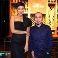 Làng sao - Phương Mai khoe vai trần, tóc tém bên Quốc Trung