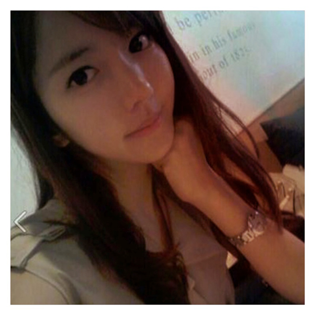 Cô giáo này tên là Hyun Sun, sinh ngày 5 tháng 11 năm 1985, 28 tuổi, hiện giảng dạy tại một trường đại học ở Hàn Quốc.
