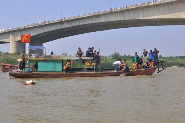 Ngoài cơ quan chức năng tổ chức tìm kiếm, gia đình nạn nhân cũng nhiều ngày túc trực ở khu vực cầu Thanh Trì với hi vọng tìm được thi thể chị Huyền.
