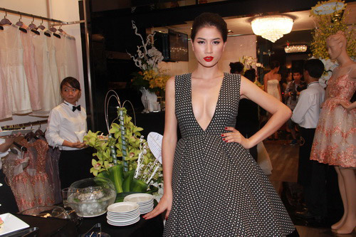 Trang Trần hút hồn với váy xẻ ngực sâu - 1