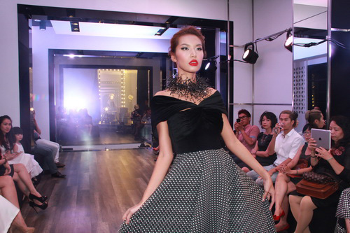 Trang Trần hút hồn với váy xẻ ngực sâu - 11