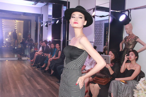 Trang Trần hút hồn với váy xẻ ngực sâu - 14