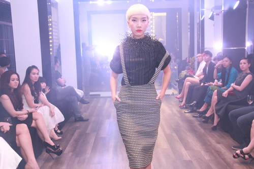 Trang Trần hút hồn với váy xẻ ngực sâu - 16