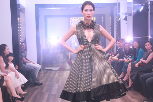 Trang Trần hút hồn với váy xẻ ngực sâu - 3