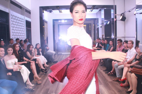 Trang Trần hút hồn với váy xẻ ngực sâu - 7