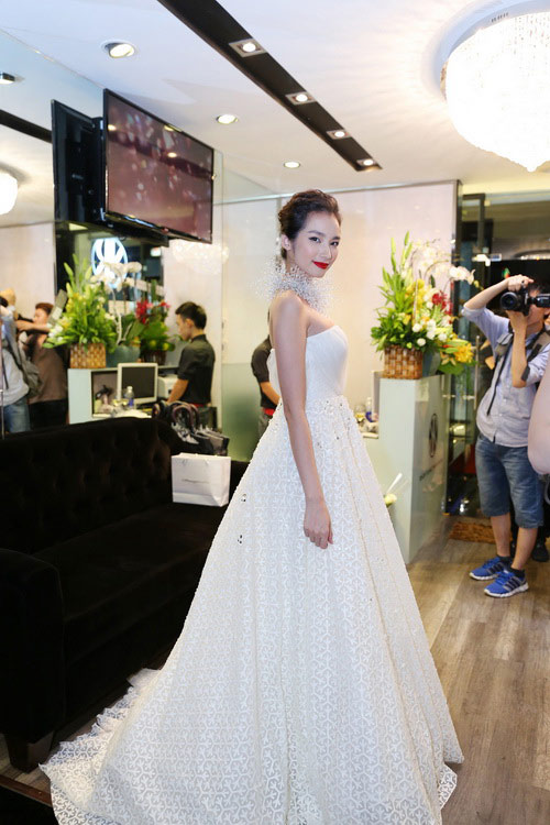 Trang Trần hút hồn với váy xẻ ngực sâu - 8