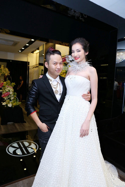 Trang Trần hút hồn với váy xẻ ngực sâu - 9