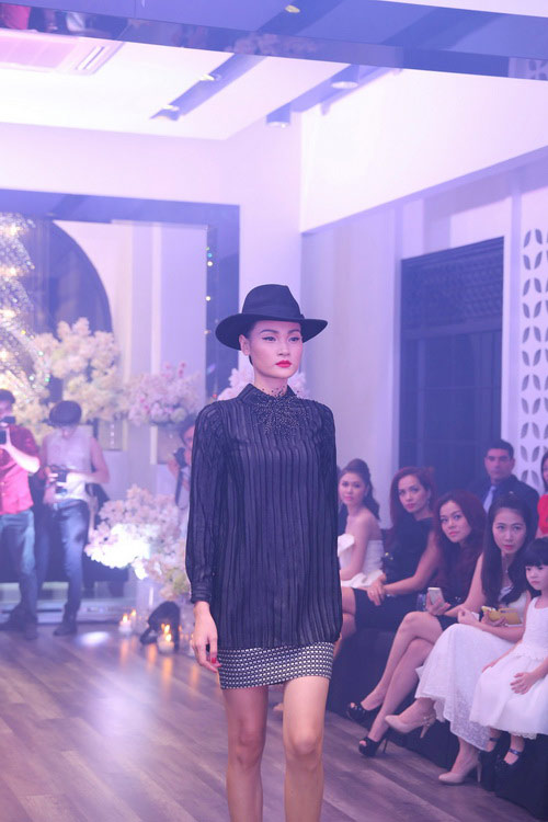 Trang Trần hút hồn với váy xẻ ngực sâu - 18