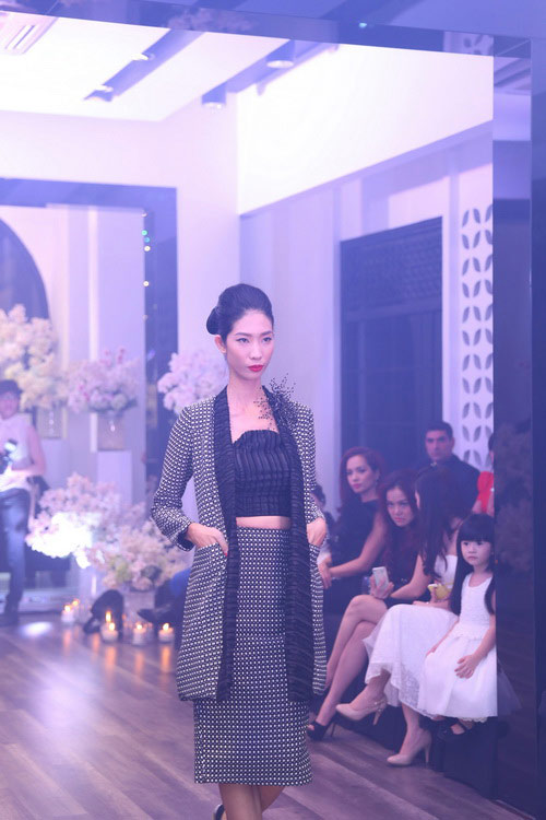 Trang Trần hút hồn với váy xẻ ngực sâu - 19