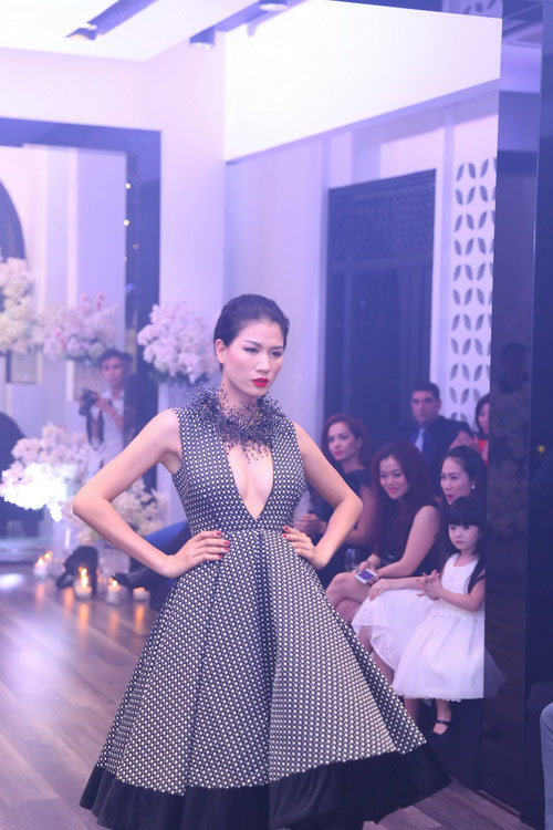 Trang Trần hút hồn với váy xẻ ngực sâu - 5