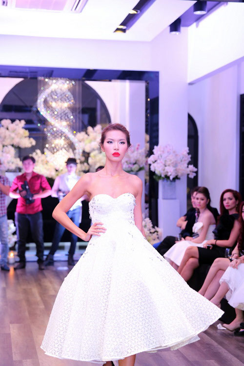 Trang Trần hút hồn với váy xẻ ngực sâu - 10