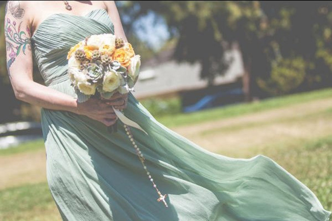 Nhưng cuối cùng, cô đã quên đi nỗi đau và chuẩn bị cho ngày trọng đại của mình. Trong bộ váy cưới màu xanh bạc hà nhẹ nhàng và một bó hoa, Bulik sánh bước bên chú dể của mình.
