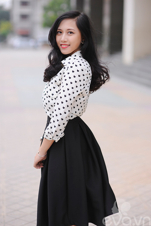 Eva đẹp: Cô giáo 9X được khen quot;Bạch Tuyếtquot; - 9