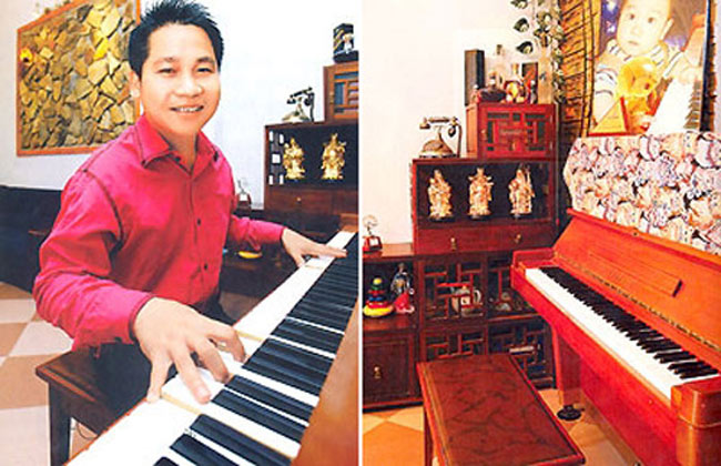 Bên cạnh khu vực bàn trà tiếp khách, Trọng Tấn có đặt một chiếc đàn piano màu nâu, tôn lên vẻ sang trọng cho phòng khách. Cây đàn là vật không thể thiếu đối với nam ca sĩ.
