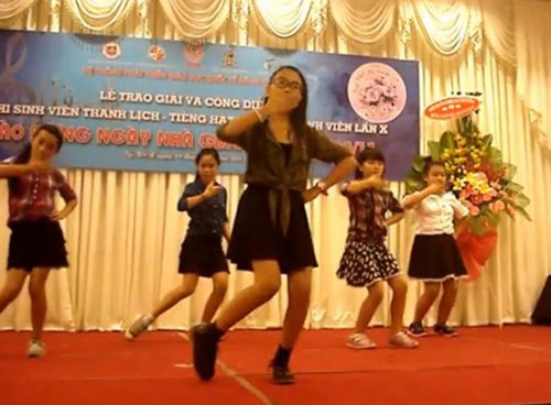 Phương Mỹ Chi nhảy nhạc T-ara mừng thầy cô - 1