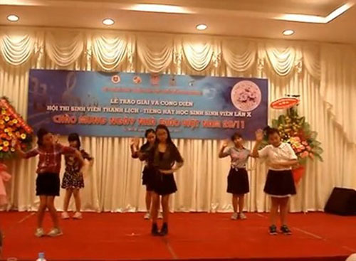 Phương Mỹ Chi nhảy nhạc T-ara mừng thầy cô - 2