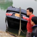 Tin tức - Hà Nội: Xế hộp "tắm" hồ Hoàng Cầu