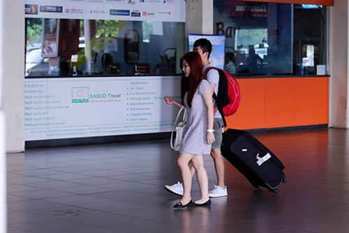 Hương Tràm xuất hiện buồn hiu ở sân bay - 3