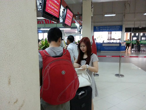 Hương Tràm xuất hiện buồn hiu ở sân bay - 8