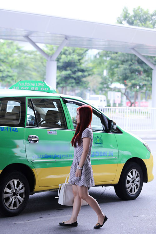 Hương Tràm xuất hiện buồn hiu ở sân bay - 1