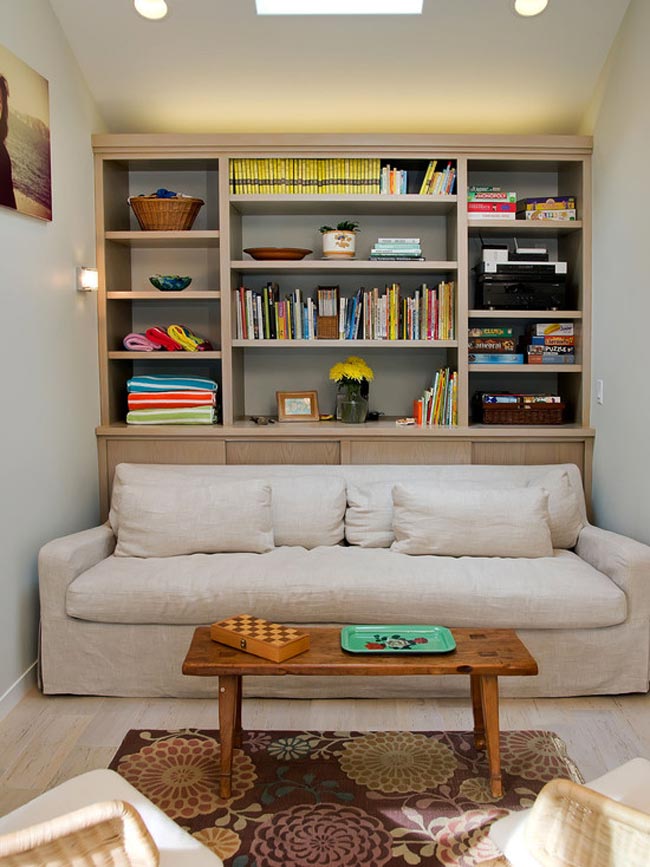 Nếu bạn sống trong không gian nhỏ, cân nhắc chọn một chiếc sofa đơn có phần tay vịn nhỏ gọn. Một bộ sofa nhỏ hơn có thể trông dài hơn và thanh lịch hơn.
