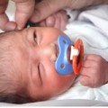 Làm mẹ - Thực hư chuyện nằm ăn bị viêm tai giữa