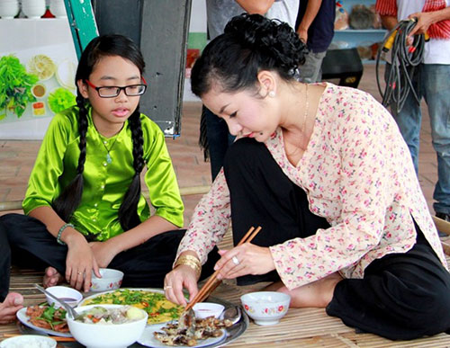 Thúy Nga bán bánh canh nuôi Phương Mỹ Chi ăn học - 3