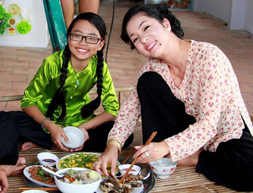 Thúy Nga bán bánh canh nuôi Phương Mỹ Chi ăn học - 4