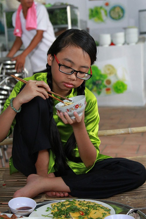 Thúy Nga bán bánh canh nuôi Phương Mỹ Chi ăn học - 6