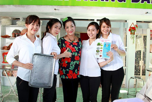 Thúy Nga bán bánh canh nuôi Phương Mỹ Chi ăn học - 8