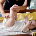 Làm mẹ - Rửa mông bé: Giấy ướt hay nước chè?