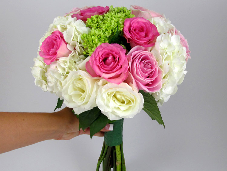 Trong quá trình xen kẽ hoa hồng, các bạn cần chú ý điều chỉnh độ cao của các bông hoa để bó hoa có dáng tròn đều.

Khi bó hoa đạt kích thước mong muốn, dùng băng dính cuốn chặt phần thân bên dưới.
