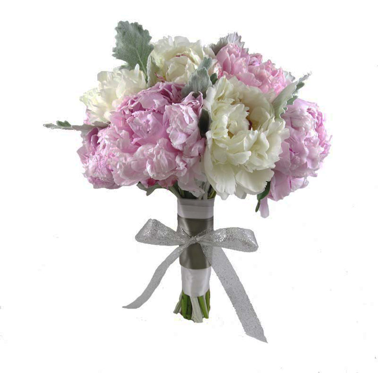 Cuối cùng, thắt một chiếc nơ bằng ruy băng nhũ bạc xinh xắn bên ngoài.

Lưu ý: Vào ngày cưới, đừng quên cắm hoa trong nước để hoa tươi lâu khi chưa dùng đến.
