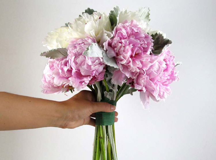 Đến khi bó hoa có kích thước vừa ý, dùng băng dính cuốn chặt phần gốc để giữ nguyên hình dáng cho bó hoa.

