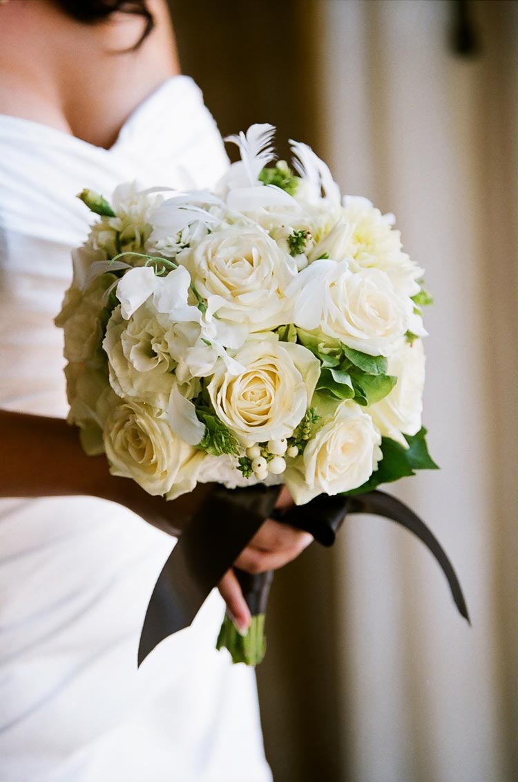 Mẫu hoa cưới bó tròn là một trong những kiểu dáng cổ điển nhưng chưa bao giờ lỗi mốt.
