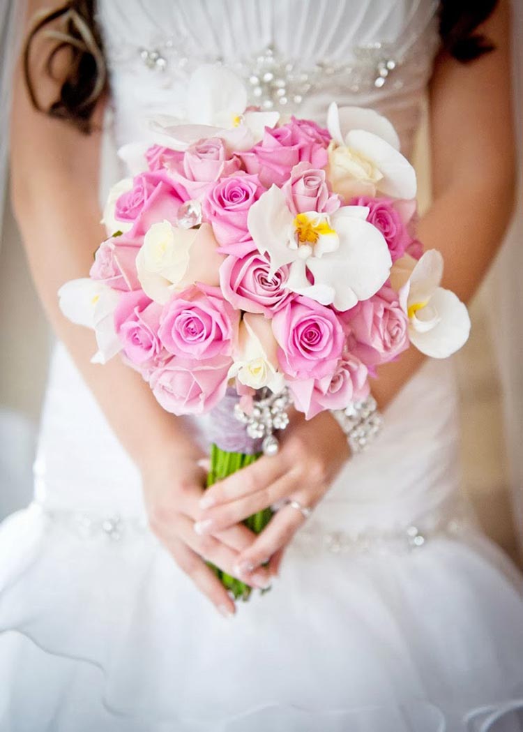 Chìa khóa để bó được một bó hoa cưới dáng tròn đẹp đó là tạo dáng từ phần trung tâm ra bên ngoài và không quên điều chỉnh độ cao của hoa thật đều nhau.
